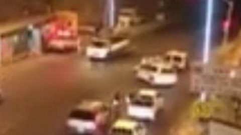 فيديو : انقلاب سيارة دينا في القصيم يعرقل حركة السيارات ويعوق الطريق