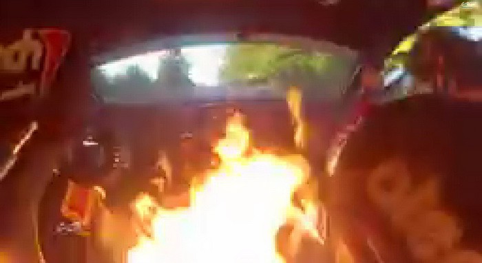 فيديو : سائق راليات يصارع النيران للوصول لخط النهاية !!