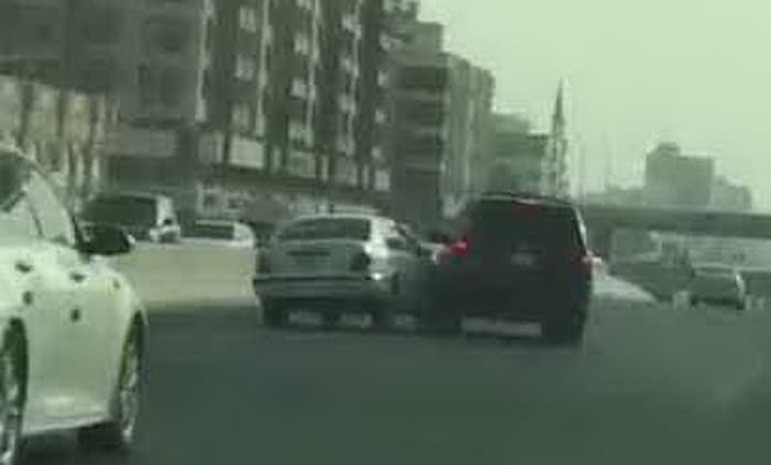 مرور جدة يضبط سائق السيارة البليزر التي صدمت عمداً سيارة تيرسل