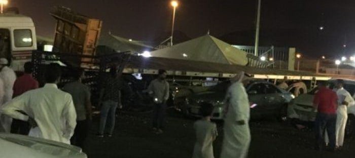 نقل كبيرة تقتحم سور البريد السعودي بالمدينة المنورة