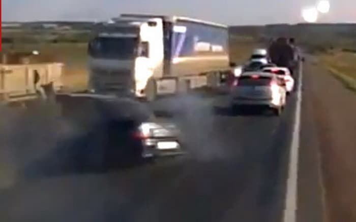 فيديو : هل جربتم يوماً محاولة التجاوز في مواجهة شاحنة علي الطريق المعاكس ؟