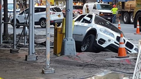 BMW X5 تسقط في حفرة في نيويورك بعد انفجار أنبوب مياه