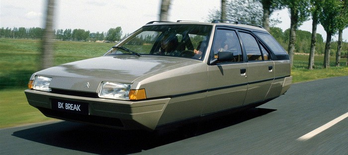 فنان سويدي يقدم صور تخيلية لعدد من السيارات الطائرة معظمها من سيتروين