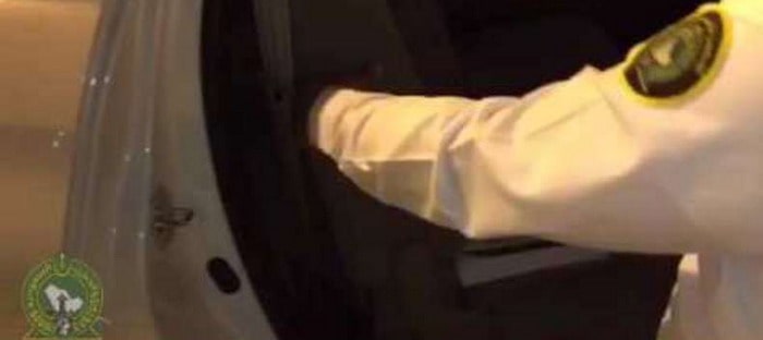 فيديو : بحريني يحاول تهريب فتاة أوكرانية داخل سيارة للسعودية !!