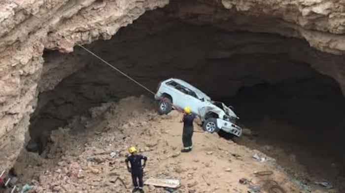 حلول لمواجهة سقوط السيارات في التجاويف الطبيعية في السعودية