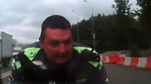 فيديو : شرطي يوقف رجلاً مشبته به لينتهي به الحال في رحلة على غطاء سيارته