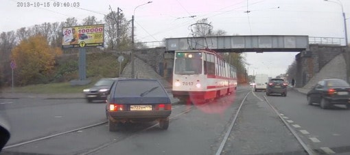 فيديو : فى روسيا .. اذا قررت الوقوف فى طريق الترام ستدفع الثمن