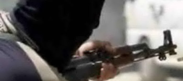 قائد دورية أمنية سعودية يتعرض لإطلاق النار من سيارة مجهولة