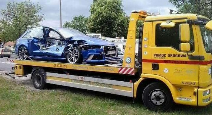 فيديو: أودي RS6 تتخطى إشارة مرورية بسرعة لتصطدم بترام