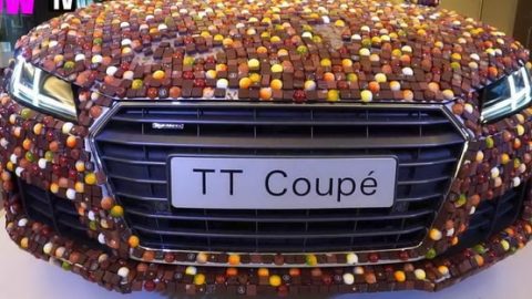 فيديو : أودي TT كوبيه تثير الشهية بغطاء من 27.000 قطعة شيكولاتة