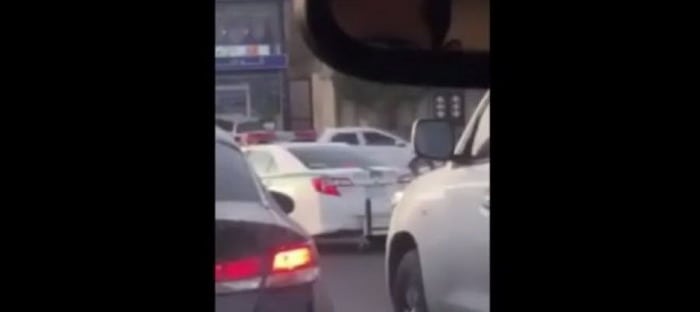 فيديو : سعودي يرصد دورية شرطة تتجاوز الاشارة الحمراء ويرفع شكوي للمرور