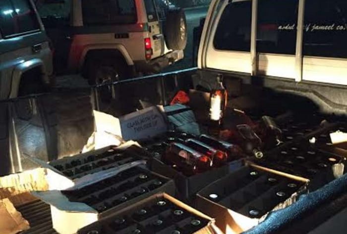 سعودي يصدم بسيارته هايلوكس سيارتي شرطة للفرار بحمولة من الخمور