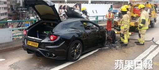 فيراري FF تشتعل في وسط الطريق بهونج كونج