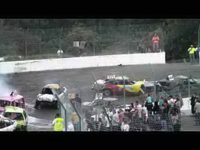 فيديو : سباق تحطيم السيارات الأوروبية قد يبدو طريفاً لكنه خطير في نفس الوقت