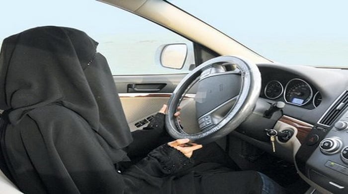 الجهات الرسمية بالسعودية تنفي الأخبار حول الغاء قيادة السيارات