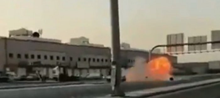 فيديو : انفجار سيارة سعودية خلال تفحيط وانفصال محركها