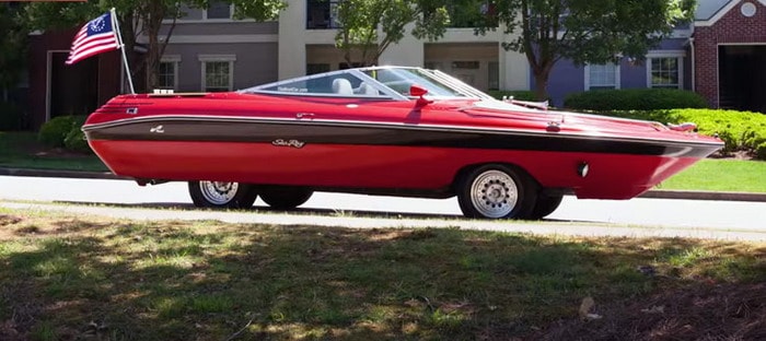 فيديو : هيكل قارب يمتزج مع سيارة GMC جيمي ليخرج هذه السيارة الغريبة