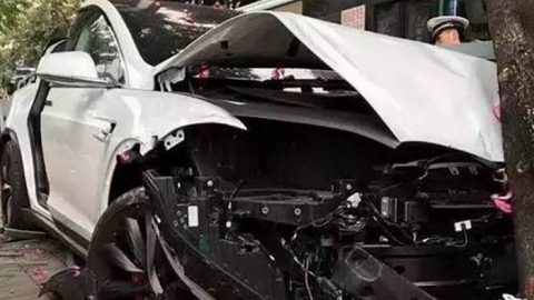 موظف مغسلة سيارات يحطم سيارة تسلا Model X لعميل في الصين