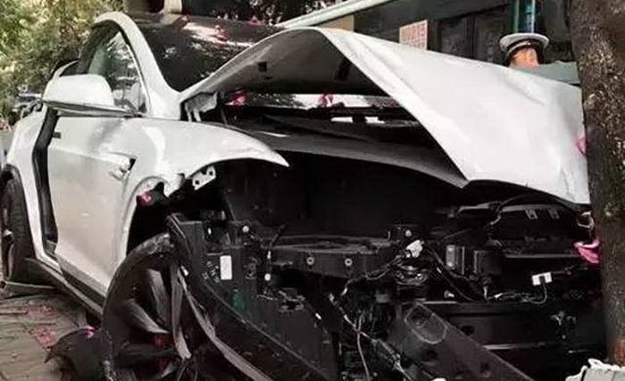 موظف مغسلة سيارات يحطم سيارة تسلا Model X لعميل في الصين