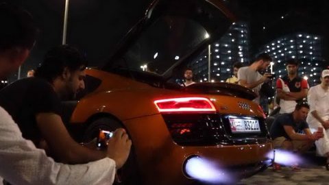 فيديو : أودي R8 تضيء سماء دبي بألسنة اللهب طوال دقيقتين كاملتين