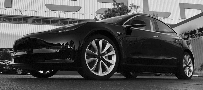 أول نسخ تسلا Model 3 تخرج من مصنع فريمونت