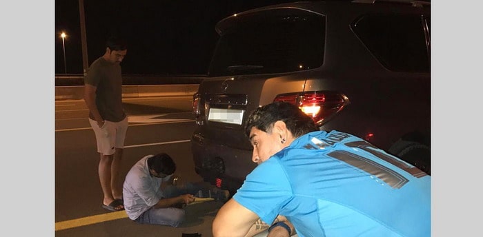 تعطل سيارة مارادونا على طريق الفجيرة دبي وحكم يقوم بتوصيله