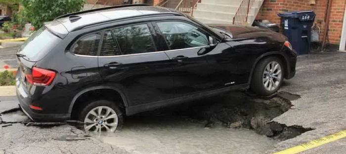 BMW X1 تكاد تسقط بالكامل تحت الأرض بسبب حفرة