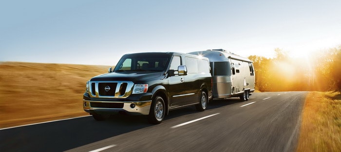 نيسان NV موديل 2017 للبضائع والركاب تتزود بمحرك V8 جديد بسعر 27.730 دولار