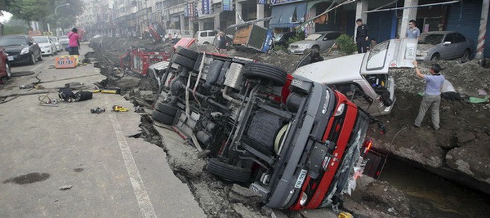 انفجار غاز في كاوهسيونج التايوانية يخلف دمار كبير في الطرق والأرواح والسيارات