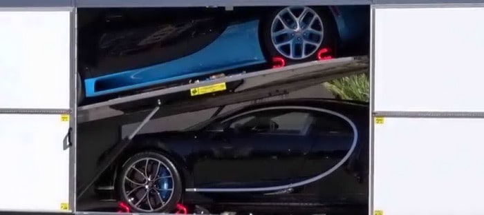 سيارتا بوجاتي شيرون فائقتين يصلان موناكو ويثيران ضجة !!