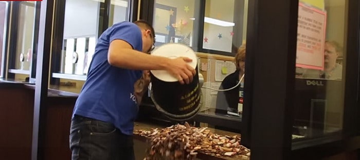 فيديو : هذه ليست الطريقة المناسبة بكل تأكيد لدفع غرامة مرورية !!