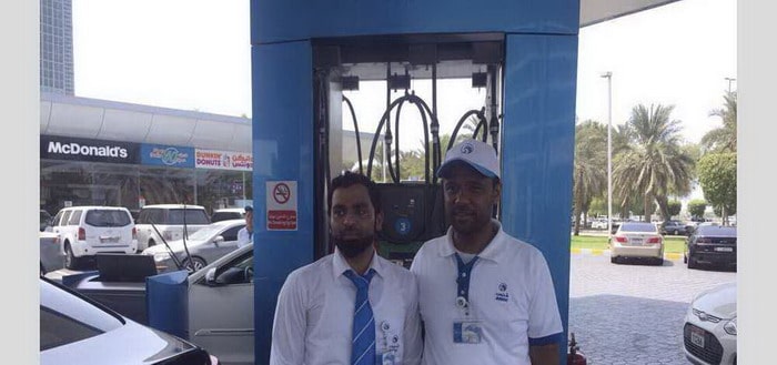 مدير أدنوك يتنكر في زي عامل في محطة وقود ليتابع مشكلات العمل