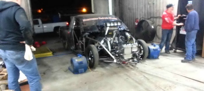 فيديو : سيارة سباقات تسارع بمحرك هيمي تغلي من القوة علي الداينو