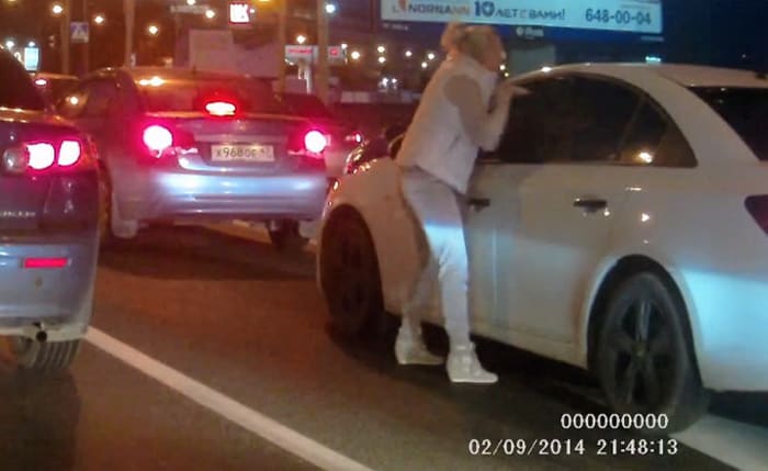 فيديو : فتاة روسية شرسة تسدد سيل لكمات عنيفة لسائق آخر دون سبب واضح !!