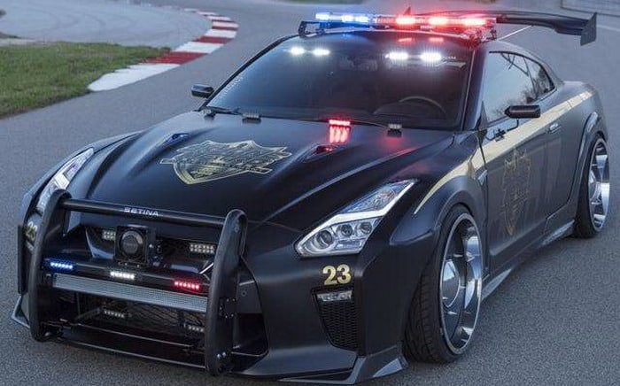 اذا رأيتم هذه السيارة نيسان GT-R الشرطية في مرآتكم الخلفية ، فاحذروا !!