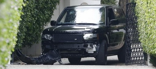 بالصور : ديفيد بيكهام يصدم سيارة أخرى بسيارته الرانج روفر سبورت