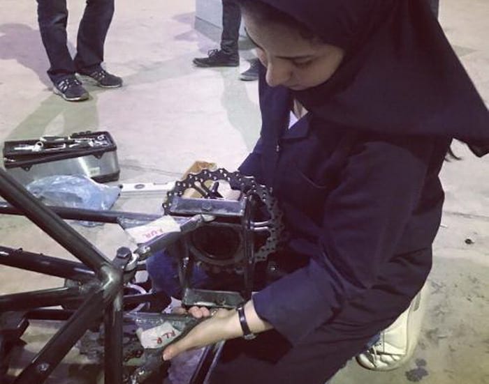 ​أول فائزة بسباق سيارات في السعودية تصنع سيارة طاقة شمسية