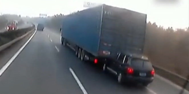 فيديو: بورشه كايين مليئة بالكوكايين تعلق بشاحنة على الطريق!