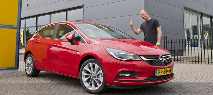 فيديو : رجل يدفع ثمن سيارة أوبل أسترا جديدة عن طريق مشاهدات اليوتيوب