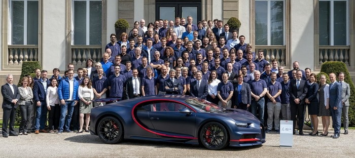 بوجاتي تقدم نسخة شيرون رقم 100 بسعر 3.36 مليون دولار لعميل عربي