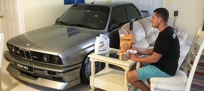 عاشق لـBMW E30 M3  يقوم بركنها في غرفة معيشته لحمايتها من إعصار ماثيو