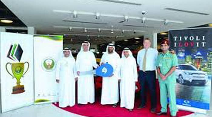 تسليم سيارة هدية لمواطن فائز في سباق التحدي الرمضاني