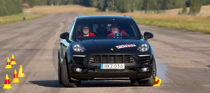 فيديو : بورشه ماكان S ديزل تفشل في اختبارات الموس بسبب العجلة الأمامية اليسري