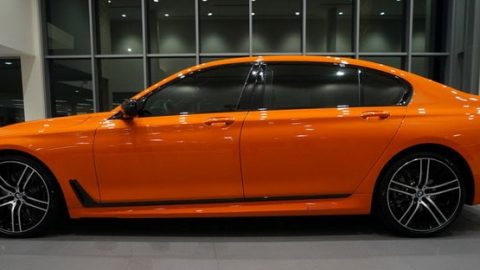 BMW 750i بلون برتقالي فاير وبمواصفات عالية تبلغ سعر 135 ألف دولار