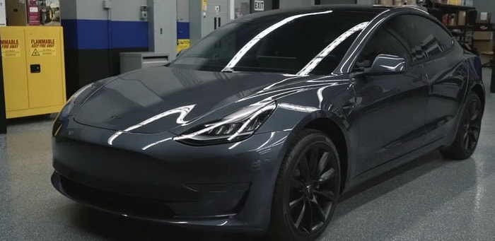 تسلا Model 3 بلون فضي ميدنايت تظهر جانبها الشرير