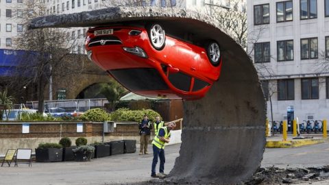 فوكسهول تتحدي الجاذبية في منحوتة جديدة مذهلة في لندن