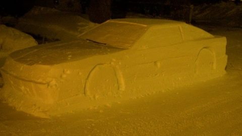 في كندا . . الشرطة تكاد تحرر مخالفة لسيارة مصنوعة من الثلج !!