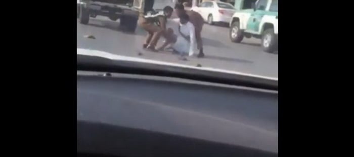 فيديو : موجة جدل تنطلق في السعودية بعد اعتقال عنيف من رجال المرور لمواطن