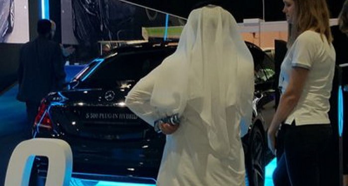 حشد من السيارات والدراجات النارية الفاخرة في مهرجان السيارات المتميزة في جدة