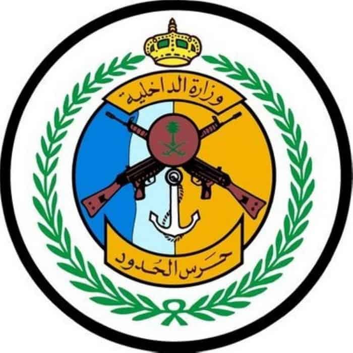 ​حرس الحدود السعودي يخرج سيارة غارقة في ماء البحر بالمنطقة الشرقية